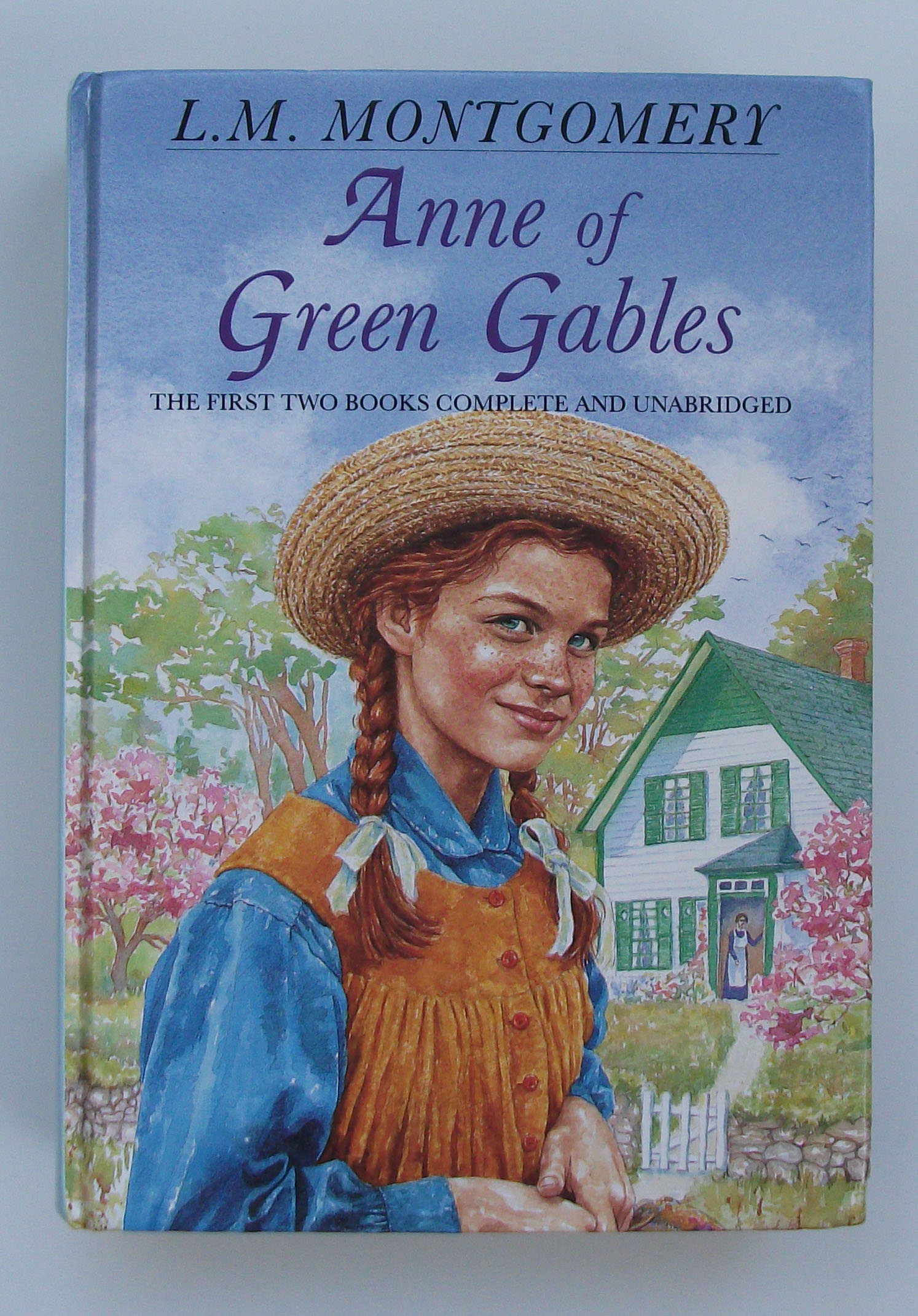 This is anns book. Ann of the Green Gables книга. Anne of Green Gables книга. Anne from Green Gables book. Энн из зеленых Мезонинов.