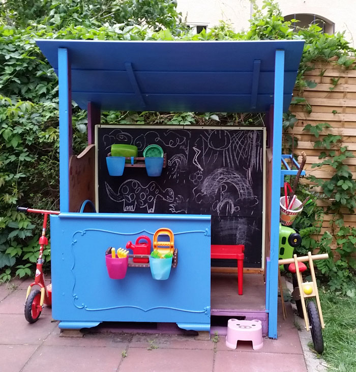 DIY scrap wood & pallet playhouse