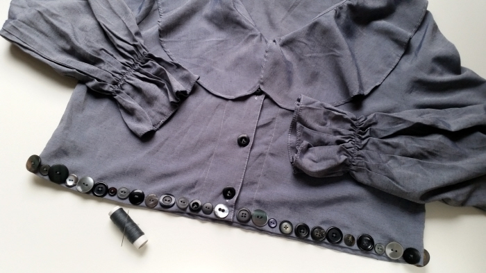 cropped blouse with button embellishment