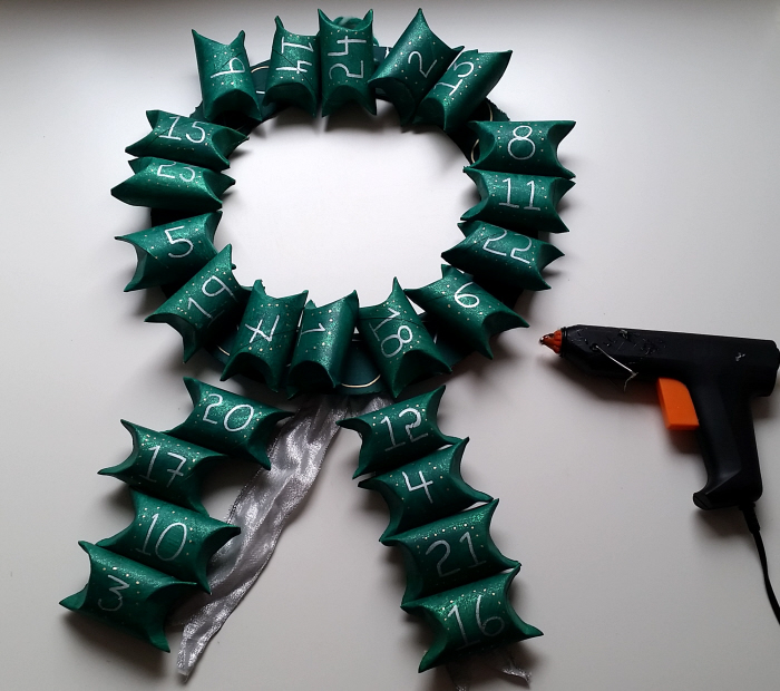 DIY upcycled toilet roll advent calendar wreath tutorial