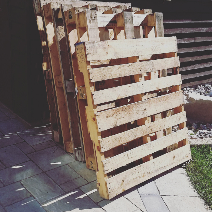 Easy Upcycled Temporary DIY Pallet Fence